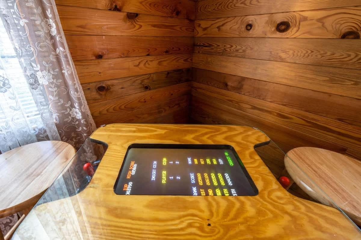 Beautiful View! Log Cabin,Fireplace,Hot Tub,Arcade,Pool,Fishing Sevierville Exterior foto